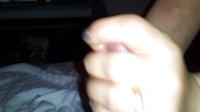 Бімбо з волохатою кицькою сидить у задній жорстке порно відео частині автомобіля, трахається