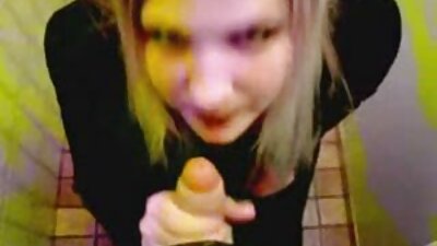 Блондинка з маленькою сексуальною попкою обробляє член руками красиве порно відео