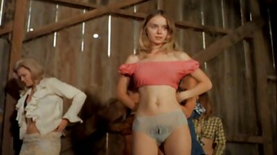 Блондинка з сексуальною посмішкою безкоштовний порно фільм тримає ноги відкритими під час масажу