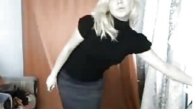 Сексуальна курча порн відео розставляє ноги, і вона приземляється на великий член