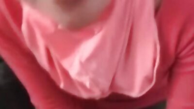 Сексуальна дівчина штовхає фалоімітатор в її мокрі кицькі губи на ліжку секс порно відео онлайн