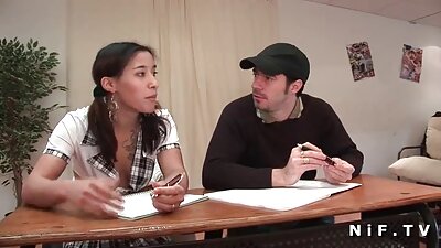 Гаряча секретарка демонструє навички секс дома відео сексу на білому дивані