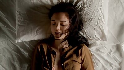 Подруги-лесбіянки насолоджуються гарячою лесбійською сесією на ліжку домашнє порно відео