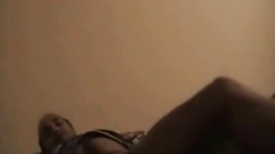 Чорна курча пронизана жорстким білим членом в порно відео зрілі її кицьку
