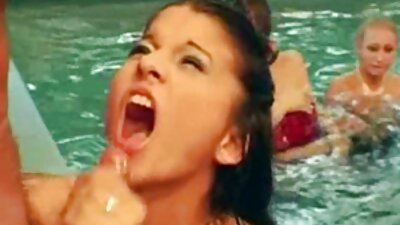 Гарячу дівчину-любителю дражнить порно відео групове і цілує її партнер