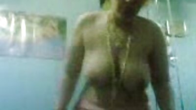 Лесбійські справи відео про порно симпатичної блондинки та латиноамериканки з татуйованою спиною